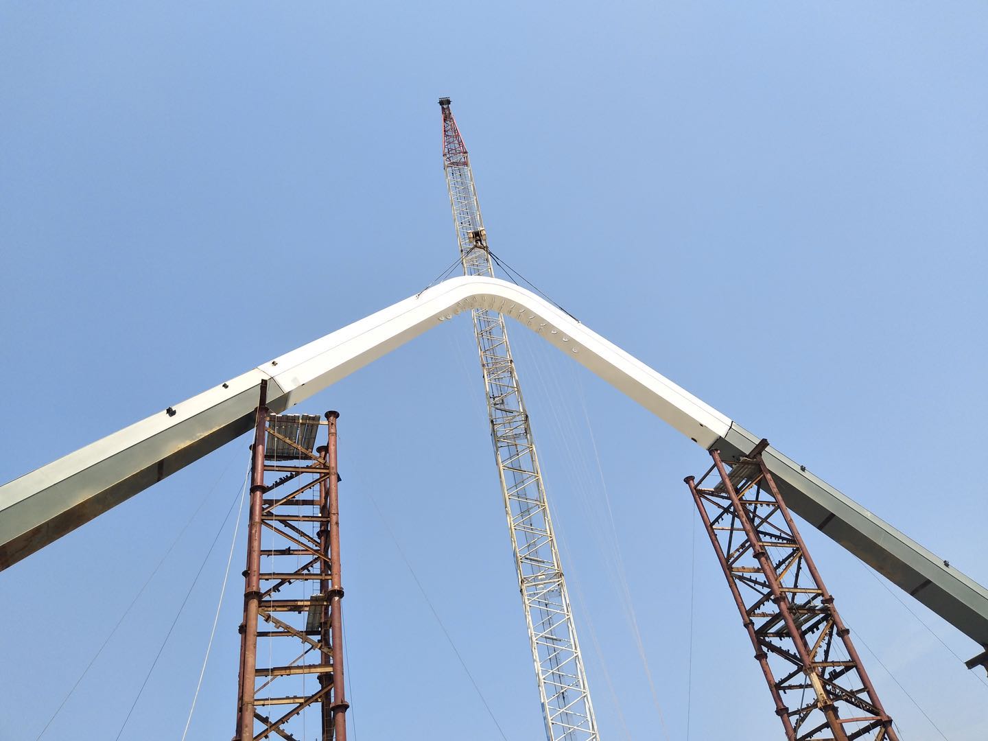 紫荊路跨龍王港河橋順利完成主拱合龍！