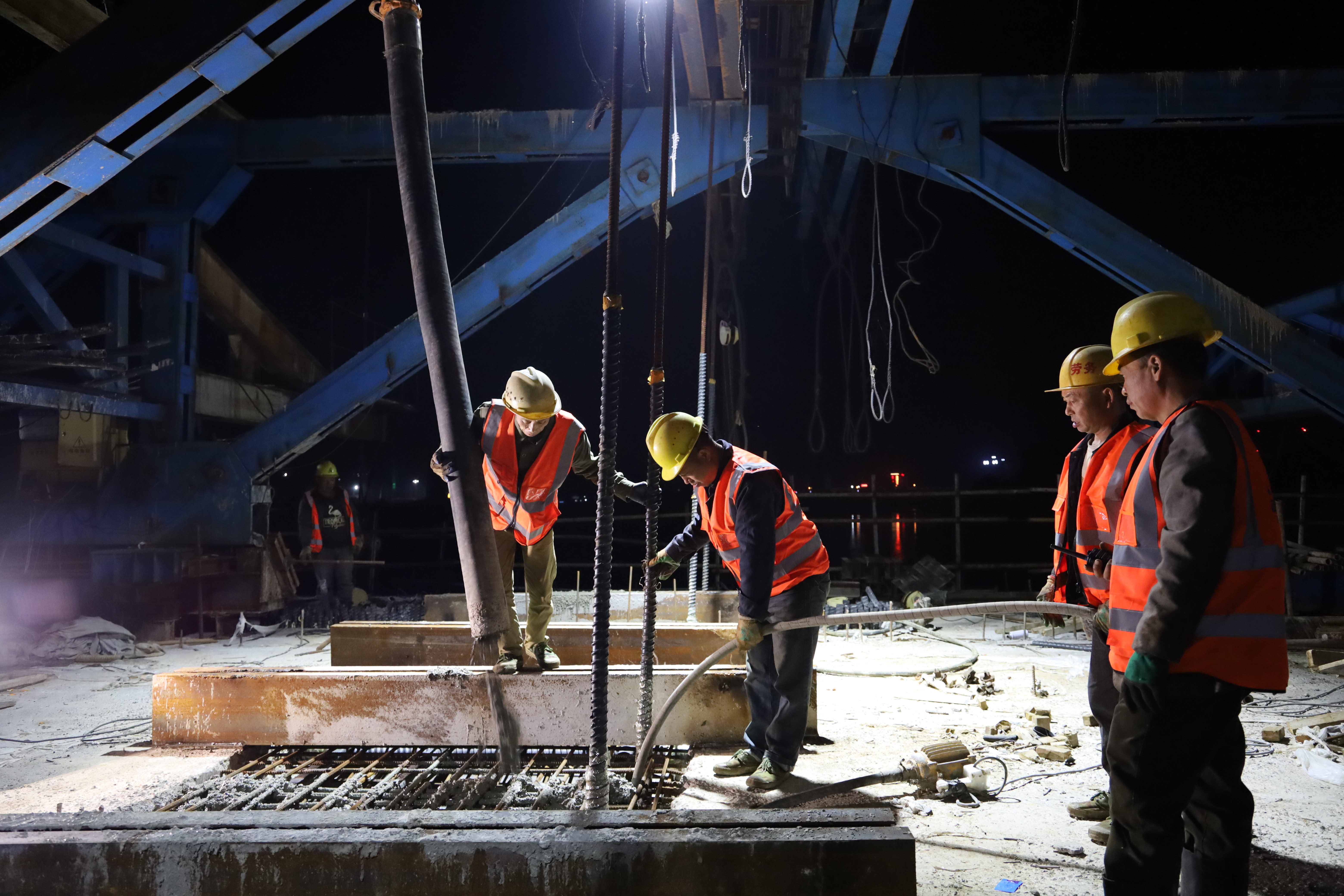 紅壁巖大橋中跨合龍段施工順利完成！