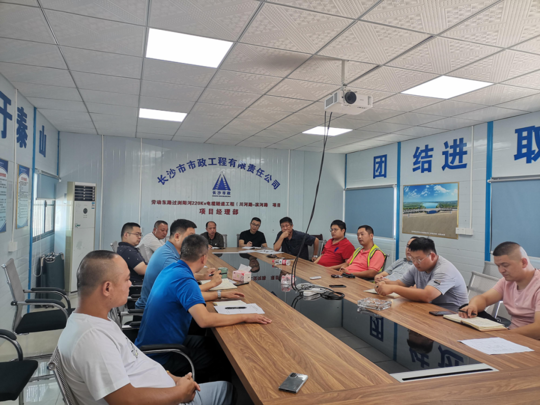 獻(xiàn)禮國慶 | 勞動(dòng)?xùn)|路過瀏陽河220kV電纜隧道工程頂進(jìn)設(shè)備順利完成吊裝！